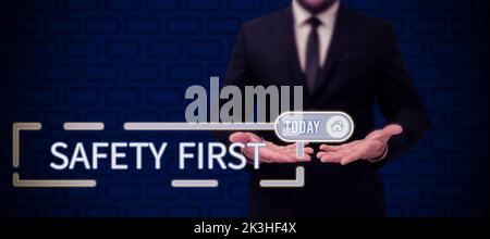 Cartello con prima la scritta sicurezza. Concetto che significa evitare qualsiasi rischio inutile vivere in sicurezza prestare attenzione Foto Stock