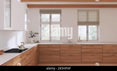 Sfondo sfocato, cucina in legno japandi. Pavimento in parquet e soffitto con travi. Finestre panoramiche. Interni dal design minimalista Foto Stock