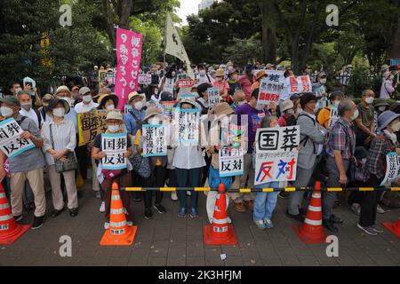 Tokyo, Giappone. 27th Set, 2022. I manifestanti sono in possesso di cartelli che esprimono le loro opinioni durante la manifestazione. I dimostranti si sono riuniti di fronte al National Diet Building (Tokyo) per esprimere la loro insoddisfazione per la decisione del governo di dare all'ex primo ministro giapponese Shinzo Abe un funerale di stato. Criticano gli alti costi e la tempistica tardiva del funerale. (Foto di Stanislav Kogiku/SOPA Images/Sipa USA) Credit: Sipa USA/Alamy Live News Foto Stock