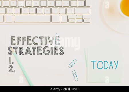 Segno di testo che mostra le strategie efficaci. Parola scritta su Sound Tactical Scheme potenti decisioni operative Foto Stock