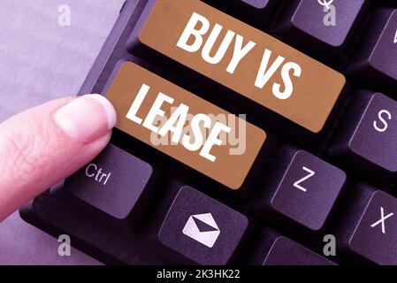 Segno di scrittura della mano Buy Vs Lease. L'idea di affari possiede qualcosa contro gli svantaggi di vantaggi di prestito di IT Foto Stock