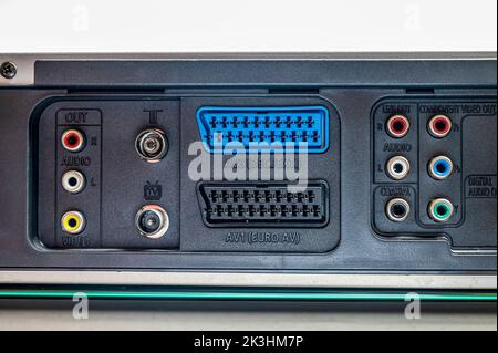 Il lato opposto di un vecchio lettore CD. Pannello con connettori diversi. Foto Stock