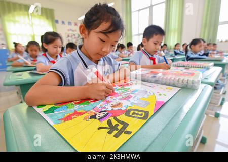 QINGZHOU, CINA - 27 SETTEMBRE 2022 - gli studenti della scuola primaria partecipano all'attività "i Paint a Picture for My Motherland" a Qingzhou, Shandong p Foto Stock