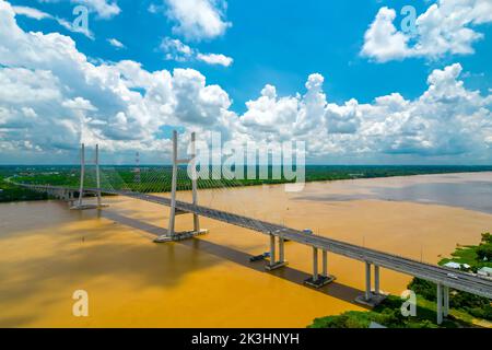 Ponte di Cao Lanh, città di Cao Lanh, Vietnam, vista aerea. CaO Lanh ponte è famoso ponte nel delta del mekong, Vietnam. Foto Stock