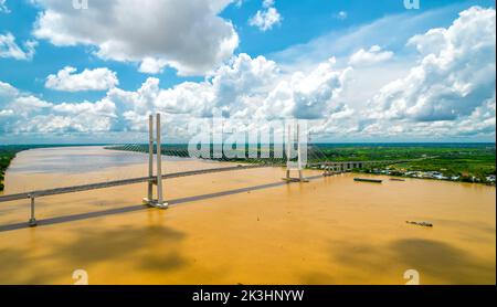 Ponte di Cao Lanh, città di Cao Lanh, Vietnam, vista aerea. CaO Lanh ponte è famoso ponte nel delta del mekong, Vietnam. Foto Stock