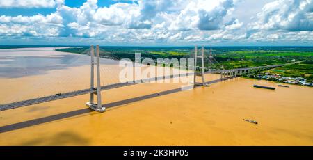 Ponte di Cao Lanh, città di Cao Lanh, Vietnam, vista aerea. CaO Lanh ponte è famoso ponte nel delta del mekong, Vietnam. Foto Stock