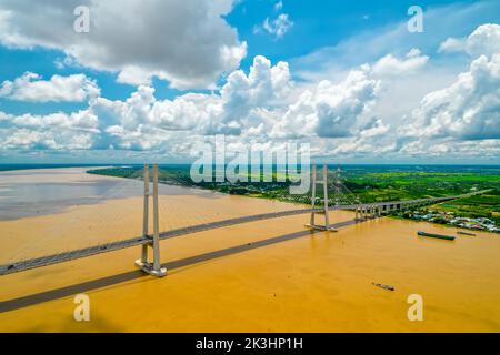 Ponte di Cao Lanh, città di Cao Lanh, Vietnam, vista aerea. CaO Lanh ponte è famoso ponte nel delta del mekong, Vietnam. Foto Stock