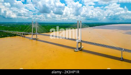 Ponte di Cao Lanh, città di Cao Lanh, Vietnam, vista aerea. CaO Lanh ponte è famoso ponte nel delta del mekong, Vietnam. Foto Stock