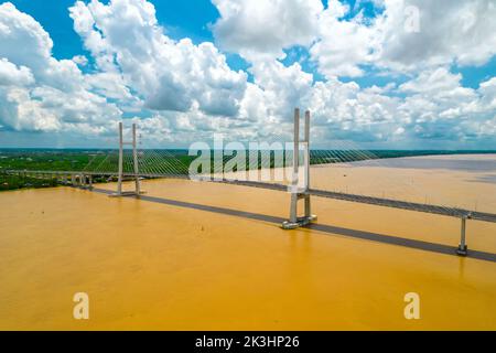 Ponte di Cao Lanh, città di Cao Lanh, Vietnam, vista aerea. CaO Lanh ponte è famoso ponte nel delta del mekong, Vietnam. Foto Stock