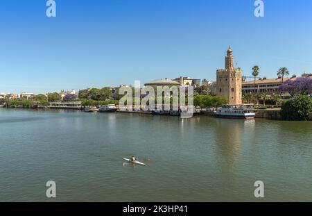 Vista sul fiume Guadalquivir e sulla Torre del Oro, Siviglia, Spagna Foto Stock