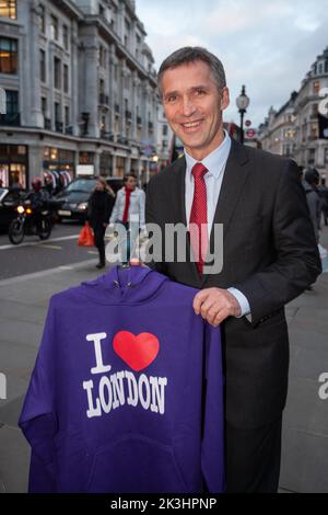 L'ex primo ministro norvegese Jens Stoltenberg, su Regent Street, dove la Norges Bank ha acquistato un contratto di locazione di 150 anni sul 25% della proprietà della Crown Estate. Foto Stock