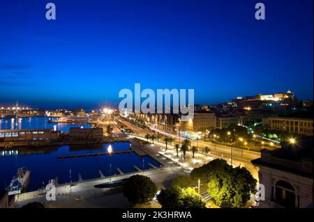 Skyline, porto, via Roma, Castello, Cagliari, di notte, Sardegna, Italia Foto Stock