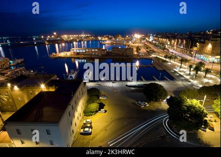 Skyline, porto, via Roma, Castello, Cagliari, di notte, Sardegna, Italia Foto Stock