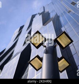 Vienna, Austria - 8 settembre 2022: DC Tower a Vienna, lampione, giorno di sole in autunno Foto Stock