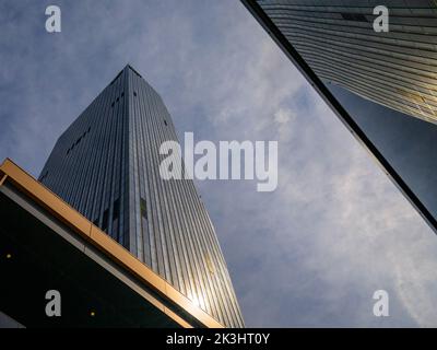 Vienna, Austria - 8 settembre 2022: DC Tower a Vienna, giorno di sole in autunno Foto Stock