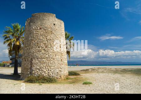 La torre di Mezza Spiaggia, Poetto di Cagliari, Sardegna, Italia Foto Stock