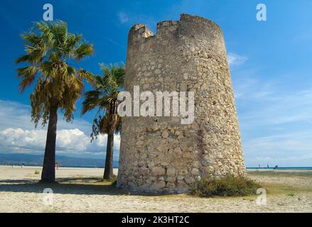 La torre di Mezza Spiaggia, Poetto di Cagliari, Sardegna, Italia Foto Stock