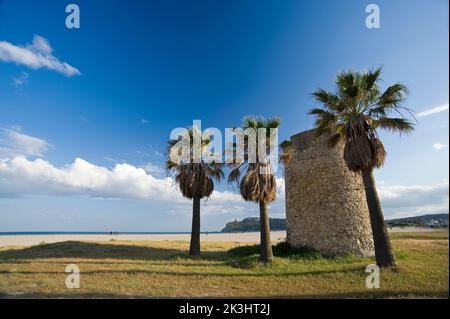 La torre di Mezza Spiaggia, Poetto di Cagliari, Sardegna, Italia Foto Stock