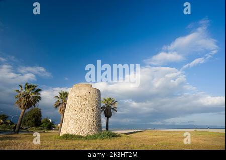 La torre di Mezza Spiaggia, Poetto di Cagliari, Sardegna, Italia Foto Stock