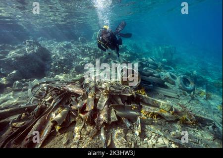 Pulizia subacquea di grandi garage sopra l'antico naufragio Bozburun Marmaris Turchia. Foto Stock