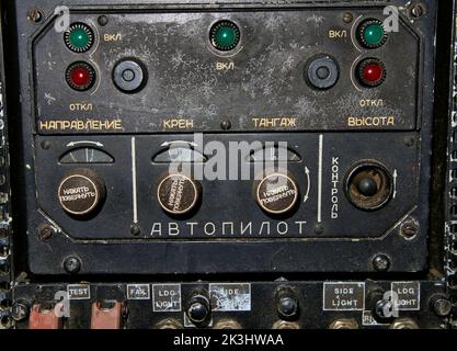 Manopole e pulsanti del pannello di controllo in elicottero MIL mi-8 Foto Stock