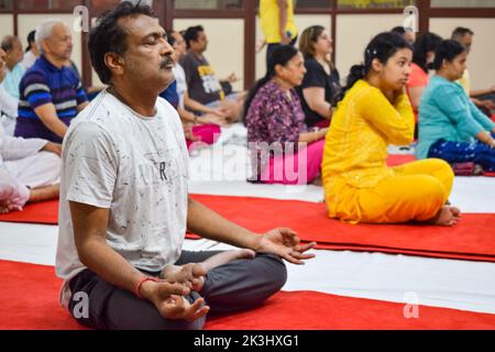 New Delhi, India, 19 2022 giugno - sessione di esercizio di yoga di gruppo per persone di diverse età al Tempio Balaji, Vivek Vihar, International Yoga Day, Foto Stock