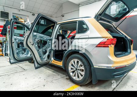 Interno auto in corso di installazione insonorizzazione insonorizzante su  moderni SUV Foto stock - Alamy