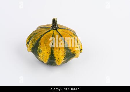 Zucca decorata in forma su sfondo bianco Foto Stock