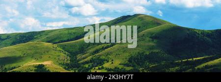 Verde Zlatibor montagna paesaggio collinare con belle nuvole sullo sfondo, immagine panoramica Foto Stock