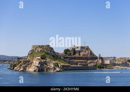 La Fortezza Vecchia sorge sul lato orientale della città, su una penisola rocciosa che si affaccia sul Mar Mediterraneo, l'isola di Corfù, Grecia Foto Stock