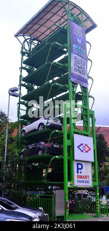 Un sistema di parcheggio verticale per auto rotative o auto-impilatore a Bangkok, Thailandia, Sud-est asiatico. Con la terra che è molto costoso nel centro di Bangkok questo sistema massimizza l'uso dello spazio. Foto Stock