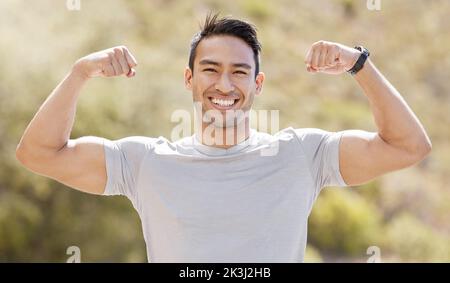Sport, fitness ed esercizio fisico con un uomo flessibile che mostra i suoi muscoli e bicipiti mentre fiero della sua forte costruzione. Allenamento, allenamento e salute con un Foto Stock