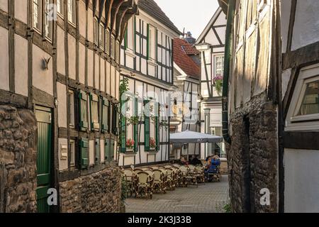 HATTINGEN, GERMANIA - 25th settembre 2022: Strade della città vecchia (Altstadt) Hattingen, quartiere storico di architettura tradizionale tedesca Foto Stock