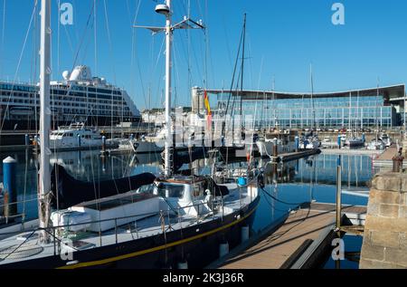 Facciata di Palexco, palazzo degli eventi, in Una Coruña. Vista dal porto. Sulla sinistra vediamo una nave da crociera Azamara. Fotografo con disab intellettuale Foto Stock