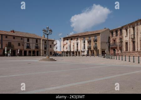 Una vista panoramica della splendida architettura e degli edifici in mattoni bassi in vecchio stile Foto Stock