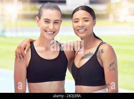 Sport, fitness e ritratto di atleti felici che fanno esercizio cardio all'aperto in un campo. Donne amiche con un benessere, allenamento e benessere Foto Stock