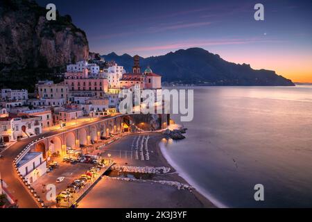 Atrani, Costiera Amalfitana, Italia. Immagine aerea della città famosa Atrani situata sulla Costiera Amalfitana, Italia all'alba. Foto Stock