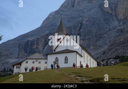 BADIA, ITALIA, 3 SETTEMBRE 2021 - Vista della chiesa e del rifugio di Santa Croce sotto il monte Sass de la Crusc nei pressi di Badia. Foto Stock