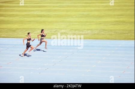 Spazio di mockup, runner e donna esercizio, allenamento e corsa in pista per la gara. Salute, atlete e runner allenati, sprinting e competere Foto Stock
