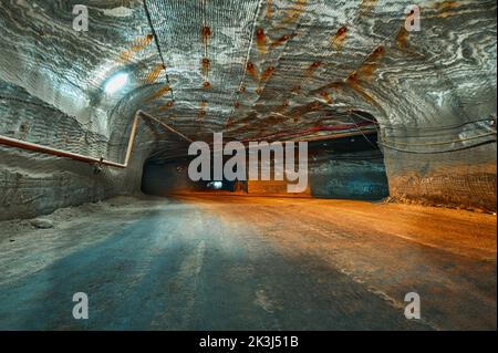 Tunnel vuoto con conduttura a sillvinite e buca del sale abraum Foto Stock