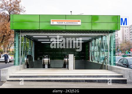 Bucarest, Romania, 14 novembre 2021: Ingresso principale alla stazione della metropolitana Tudor Vladimirescu nel quartiere Dr Taberei o Drumul Taberei Foto Stock