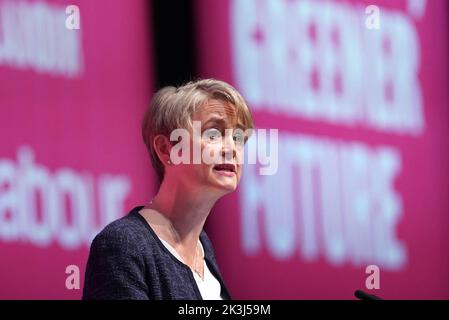 La segretaria di casa ombra Yvette Cooper ha parlato durante la Conferenza del Partito laburista all'ACC Liverpool. Data immagine: Martedì 27 settembre 2022. Foto Stock