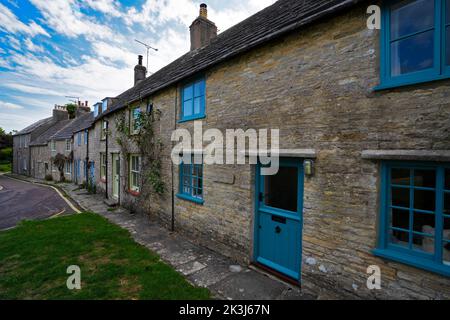 Una fila di case costruite al di fuori della locale pietra Purbeck in Worth Matravers Dorset England Regno Unito Foto Stock