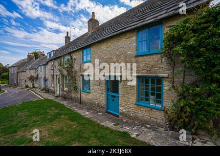 Una fila di case costruite al di fuori della locale pietra Purbeck in Worth Matravers Dorset England Regno Unito Foto Stock