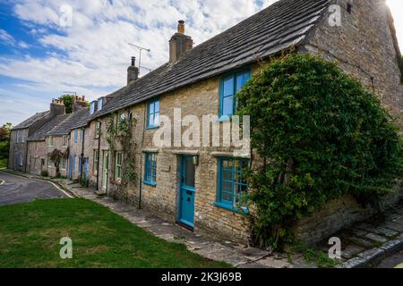 Una fila di case costruite al di fuori della locale pietra Purbeck in Worth Matravers Dorset England Regno Unito Foto Stock