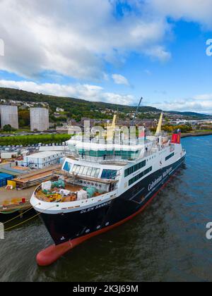 Port Glasgow, Scozia, Regno Unito. 27th settembre 2022. Vedute aeree del controverso traghetto passeggeri MV Glen Sannox in costruzione presso il cantiere navale Ferguson Marine sul fiume Clyde. Ulteriori rivelazioni su come il traghetto, che è anni più tardi e oltre il budget, è stato procurato oggi sono rivelate da un dossier compilato dalla BBC. Iain Masterton/Alamy Live News Foto Stock