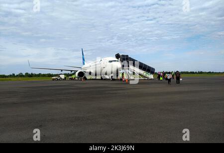 North Bengkulu Regency, Indonesia-25 settembre 2022: Passeggeri diretti all'aereo con uno sfondo di cielo trasparente Foto Stock