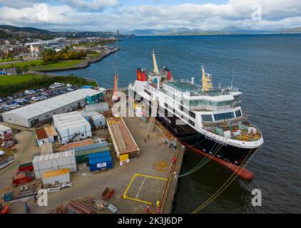 Port Glasgow, Scozia, Regno Unito. 27th settembre 2022. Vedute aeree del controverso traghetto passeggeri MV Glen Sannox in costruzione presso il cantiere navale Ferguson Marine sul fiume Clyde. Ulteriori rivelazioni su come il traghetto, che è anni più tardi e oltre il budget, è stato procurato oggi sono rivelate da un dossier compilato dalla BBC. Iain Masterton/Alamy Live News Foto Stock