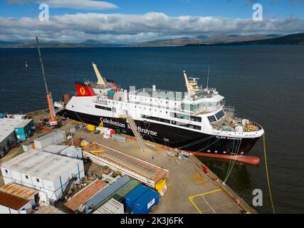 Port Glasgow, Scozia, Regno Unito. 27th settembre 2022. Vedute aeree del controverso traghetto passeggeri MV Glen Sannox in costruzione presso il cantiere navale Ferguson Marine sul fiume Clyde. Ulteriori rivelazioni su come il traghetto, che è anni più tardi e oltre il budget, è stato procurato oggi sono rivelate da un dossier compilato dalla BBC. Iain Masterton/Alamy Live News Foto Stock