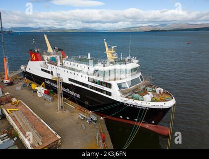 Port Glasgow, Scozia, Regno Unito. 27th settembre 2022. Vedute aeree del controverso traghetto passeggeri MV Glen Sannox in costruzione presso il cantiere navale Ferguson Marine sul fiume Clyde. Ulteriori rivelazioni su come il traghetto, che è anni più tardi e oltre il budget, è stato procurato oggi sono rivelate da un dossier compilato dalla BBC. Iain Masterton/Alamy Live News Foto Stock